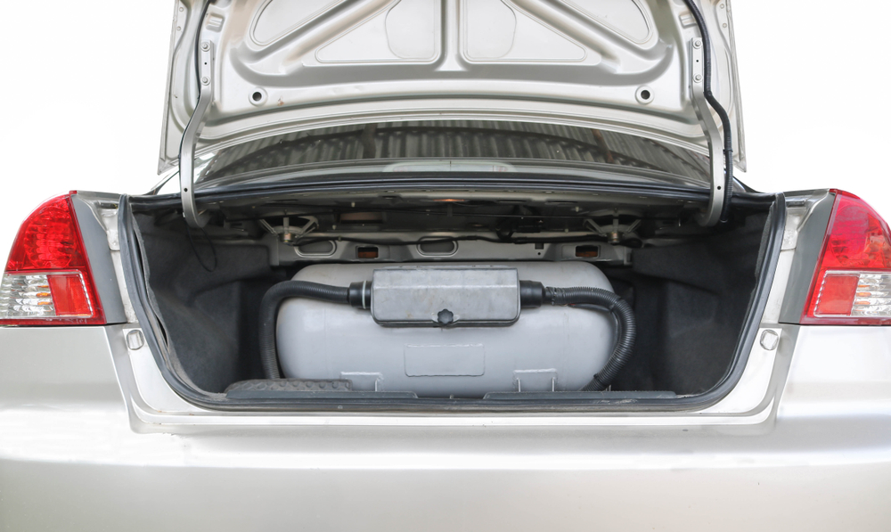 Auto s LPG systémom tankujúce plyn na čerpacej stanici.